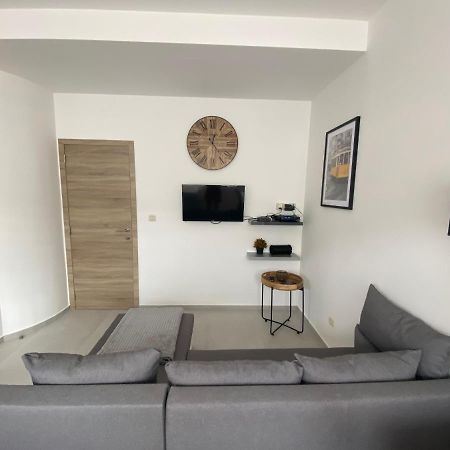 1-C Superbe Appartement Tres Calme Et Bien Decore 샤를루아 외부 사진