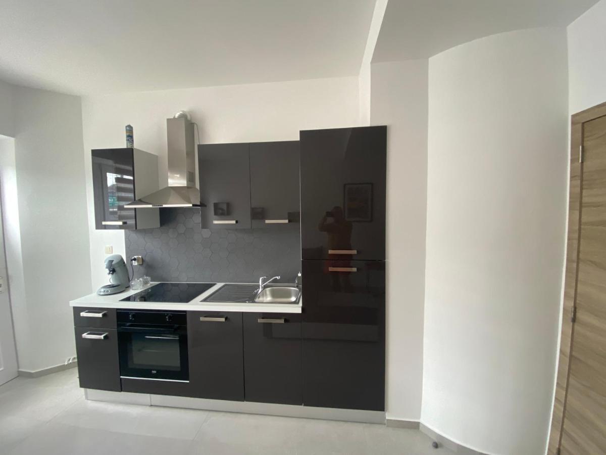 1-C Superbe Appartement Tres Calme Et Bien Decore 샤를루아 외부 사진