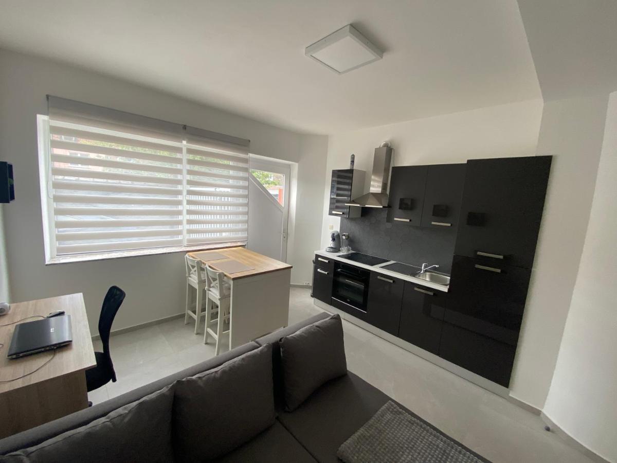1-C Superbe Appartement Tres Calme Et Bien Decore 샤를루아 외부 사진