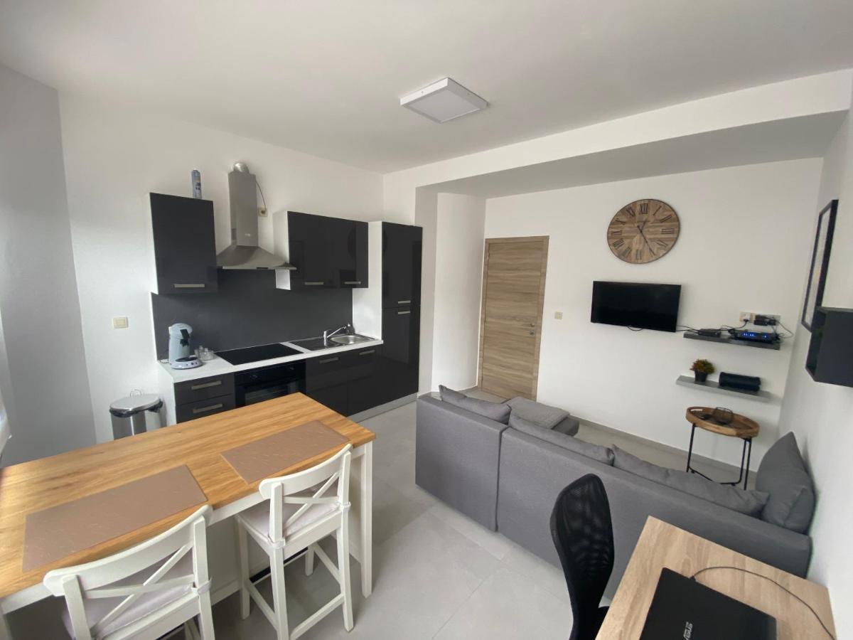 1-C Superbe Appartement Tres Calme Et Bien Decore 샤를루아 외부 사진