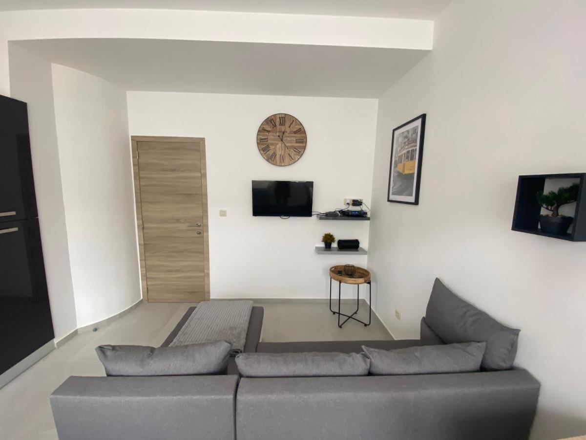 1-C Superbe Appartement Tres Calme Et Bien Decore 샤를루아 외부 사진
