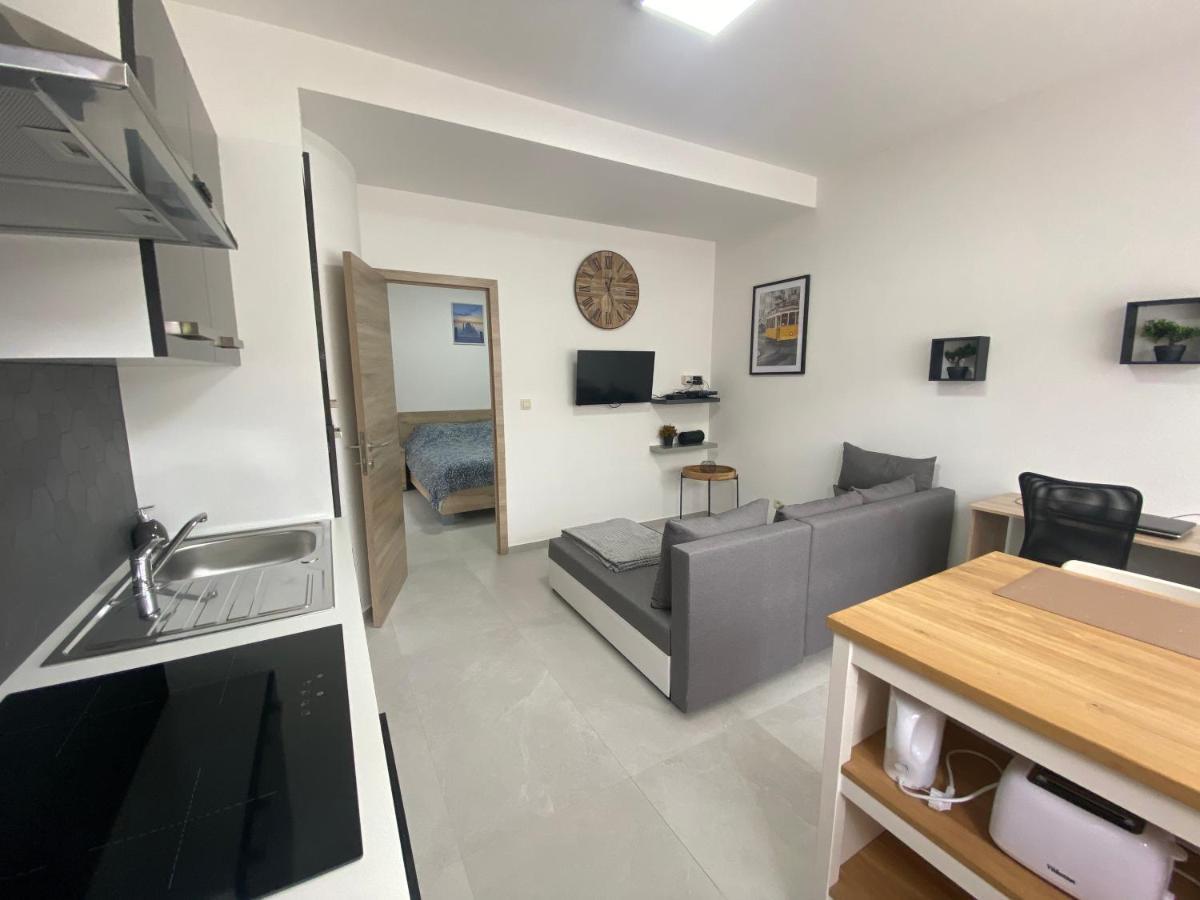 1-C Superbe Appartement Tres Calme Et Bien Decore 샤를루아 외부 사진