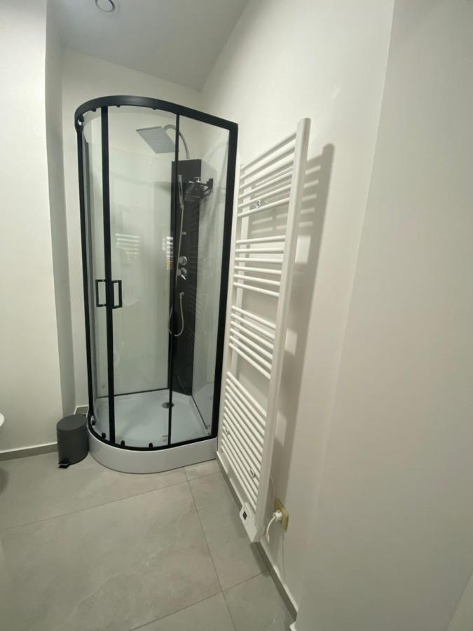 1-C Superbe Appartement Tres Calme Et Bien Decore 샤를루아 외부 사진