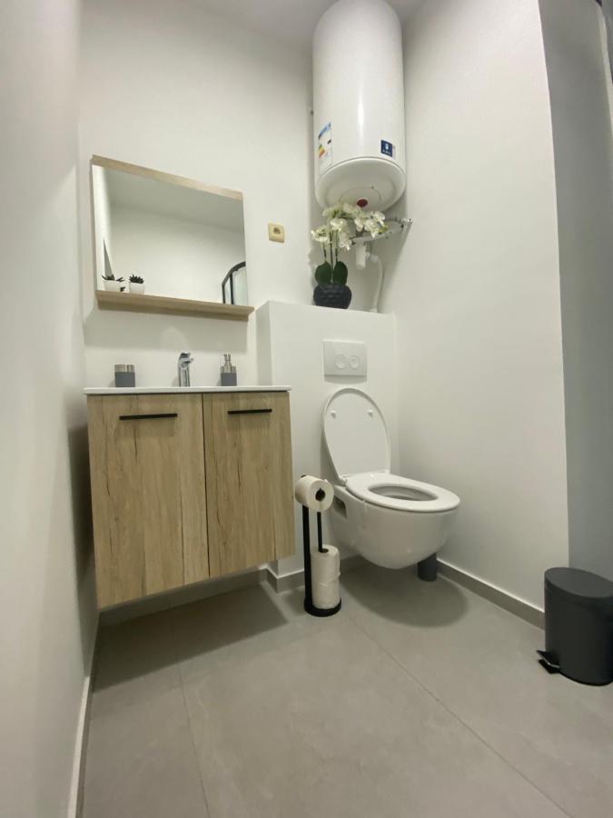 1-C Superbe Appartement Tres Calme Et Bien Decore 샤를루아 외부 사진