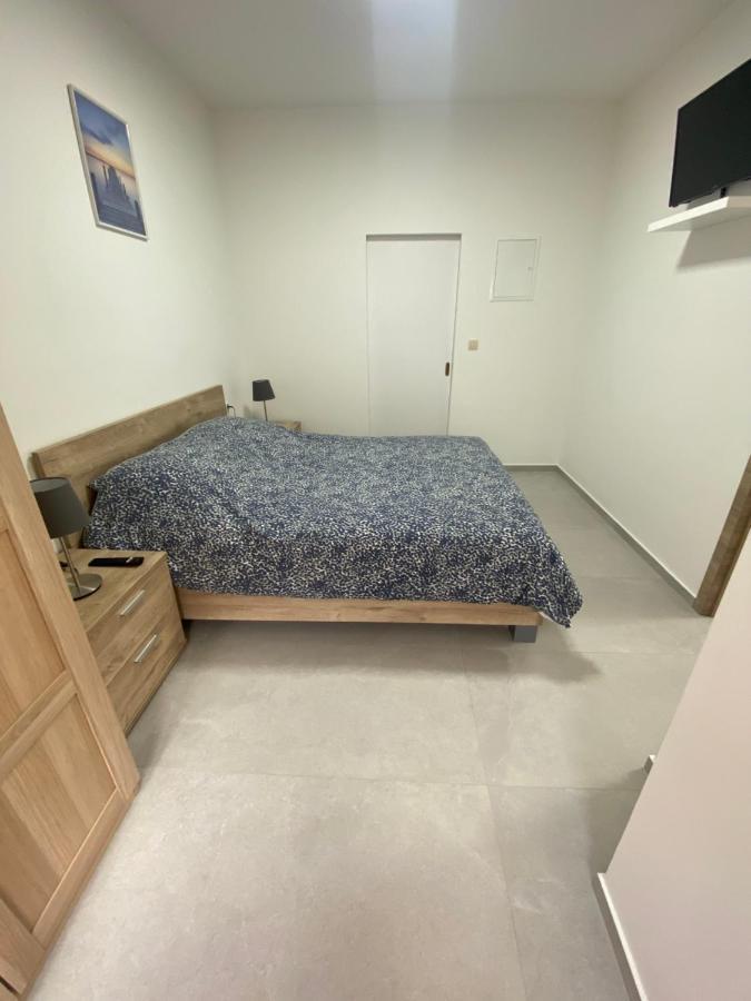 1-C Superbe Appartement Tres Calme Et Bien Decore 샤를루아 외부 사진
